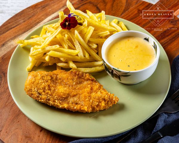 Șnițel de pui în crustă de parmezan